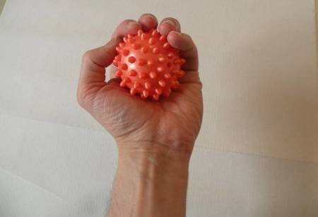 Mała piłka z kolcami do ściskania, rehabilitacji i ćwiczeń dłoni i stóp - 5 cm
