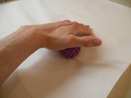 Piłka jeżyk z kolcami do masażu i rehabilitacji dłoni i stóp, kolor fioletowy  5 cm 
