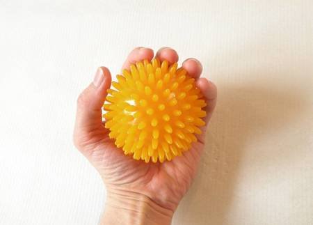 Piłka jeżyk z kolcami do masażu i rehabilitacji dłoni i stóp, kolor żółty  8 cm 